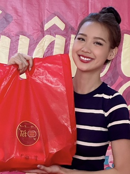 Hoa hậu Bảo Ngọc trao quà tết cho trẻ em khuyết tật