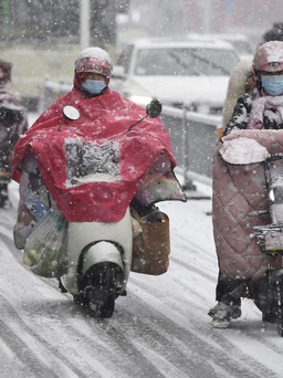 Về quê ăn tết, người Trung Quốc khổ vì mưa tuyết