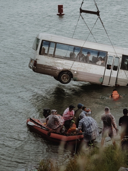 Bật mí cảnh quay xe khách 30 chỗ rơi xuống sông trong phim 'Đi về phía lửa'