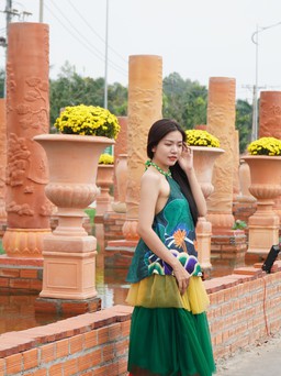 Thi ảnh Khát vọng năm rồng: Duyên dáng áo dài bên đường gốm đỏ dài nhất Việt Nam