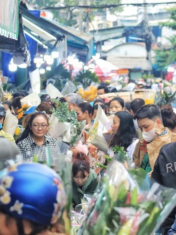 Sáng 29 tết chợ hoa lớn nhất TP.HCM 'kẹt cứng': Đông nghẹt người mua hoa cho giao thừa