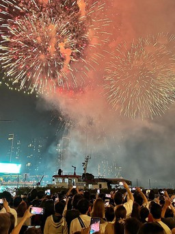 Pháo hoa bừng sáng ở trung tâm TP.HCM chào năm mới Giáp Thìn 2024: Mong năm mới thịnh vượng
