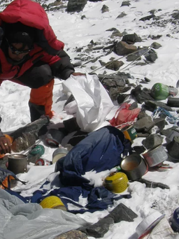 Núi Everest bốc mùi nghiêm trọng, người leo phải mua túi chứa chất thải để mang xuống