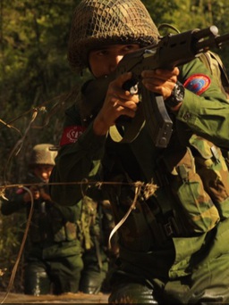Quân đội Myanmar giao tranh với nhóm nổi dậy, đạn pháo bay vào khu chợ sầm uất
