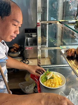 Niềm vui bất ngờ của người đàn ông chống nạng bán cơm gà ở TP.HCM