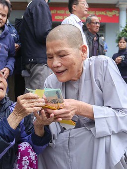 Ni sư Thích Nữ Tâm Nguyệt trao hơn 600 triệu đồng cho người nghèo Thừa Thiên-Huế