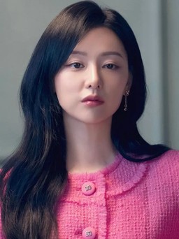 Trang phục của Kim Ji Won được khen nức nở trong tập đầu của Queen Of Tears
