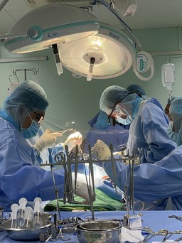 Phẫu thuật xuyên đêm cứu bệnh nhân bị khối u tim 'khổng lồ'