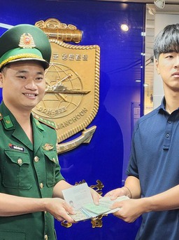 Thuyền viên tàu Hàn Quốc được lực lượng cảng Tiên Sa giúp tìm lại tài sản