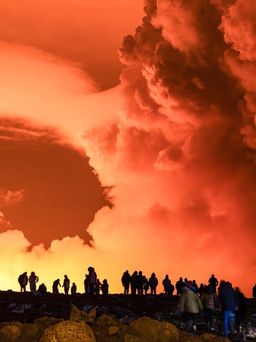 Bầu trời 'rực cháy' trong đêm núi lửa phun trào ở Iceland