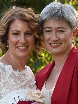 Ngoại trưởng Úc kết hôn với bạn đời cùng giới