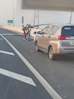 CSGT xác minh 5 cô gái và ô tô dừng trên cầu Mỹ Thuận 2 chụp ảnh
