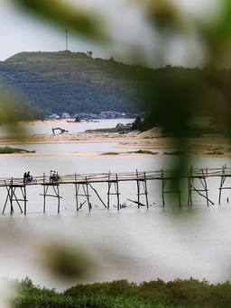 Độc lạ cây cầu gỗ dài gần 1 km bắc qua sông Bình Bá