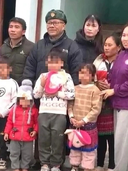 Chở vợ cùng 5 con nhỏ từ Điện Biên xuống Hà Nội xin việc, được 'ông bụt' giúp đỡ