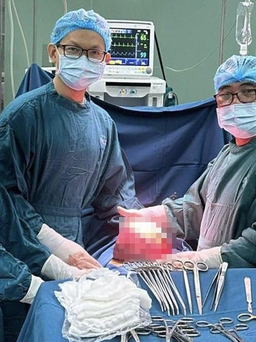 Phẫu thuật cắt bỏ khối u xơ tử cung nặng 2,7 kg