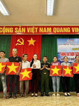 Biên phòng Phú Yên tặng cờ Tổ quốc cho ngư dân vươn khơi bám biển