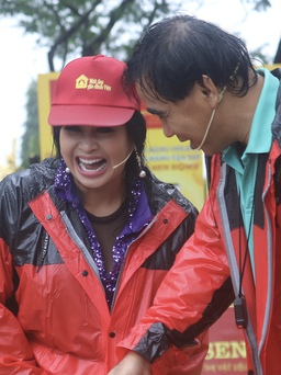 NSND Thanh Lam đội mưa, đi chân đất làm thử thách vì trẻ mồ côi