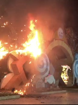 Mô hình rồng trang trí ở Phú Yên bị cháy do chập điện
