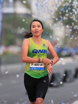 ‘Nữ hoàng chân đất’ Phạm Thị Bình thắng giải marathon quốc tế tại Đà Nẵng