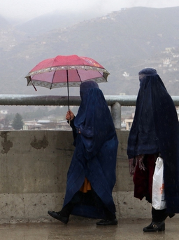 Lãnh đạo Taliban: Phụ nữ ngoại tình sẽ bị ném đá đến chết