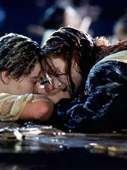 Cánh cửa tàu Titanic trong phim của James Cameron bán với giá 718.750 USD