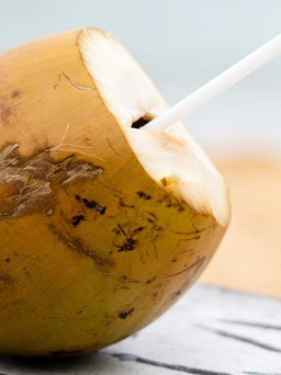 Ngày mới với tin tức sức khỏe: Lưu ý khi uống nước dừa giải khát mùa nắng