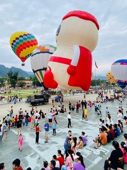 Nhiều phi công nước ngoài tham gia lễ hội khinh khí cầu quốc tế Tuyên Quang
