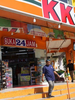 Cửa hàng tiện lợi ở Malaysia bị ném bom xăng sau vụ bán tất có chữ 'Allah'