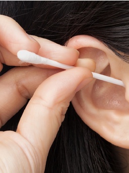 Bác sĩ nêu nguyên nhân thói quen ngoáy tai có thể ảnh hưởng đến thính lực