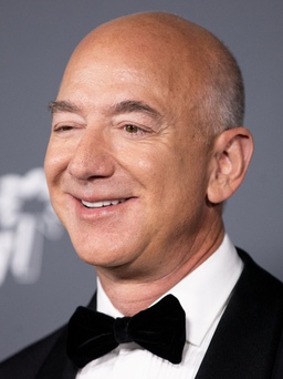 Tỉ phú Bezos giành lại vị trí giàu nhất thế giới từ ông Elon Musk