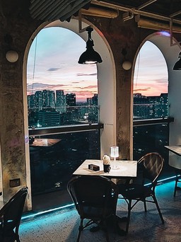 Cà phê rooftop 'xịn' ở Hà Nội cực chill, điểm hẹn 'bí mật' của giới trẻ