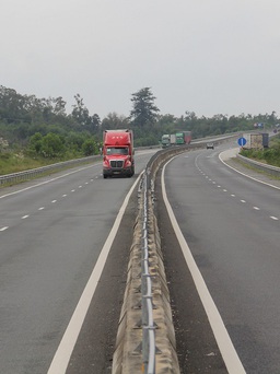 Lái xe trên cao tốc Đà Nẵng - Quảng Ngãi: Làm gì để đảm bảo an toàn?
