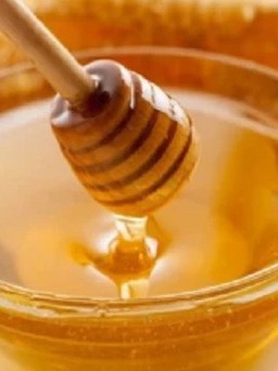 Bác sĩ 24/7: Mật ong có dưỡng chất gì, tốt hơn đường thế nào?