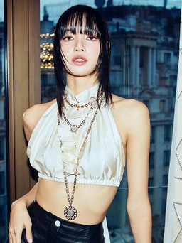 Lisa (BlackPink) diện mốt 'no-pants' dưới tiết trời 6 độ tại Paris