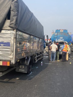 Tai nạn liên tiếp, cao tốc TP.HCM - Trung Lương kẹt xe gần 10 km