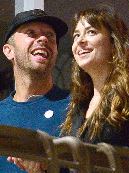 Mỹ nhân '50 sắc thái' đính hôn với giọng ca nhóm Coldplay