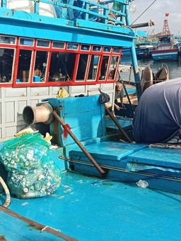 Tàu cá ở Bình Định sẽ thu gom rác trên biển mang về bờ
