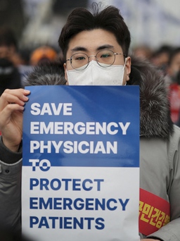 Tăng thu nhập cho bác sĩ trẻ, Hàn Quốc tìm lối ra cho khủng hoảng y tế