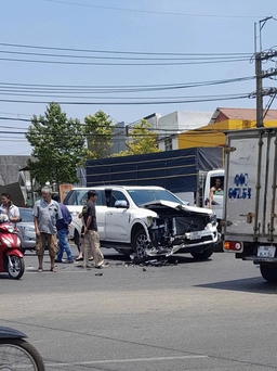 Tai nạn ở Long Khánh: Xe du lịch 'nát đầu' sau cú va chạm với xe ben