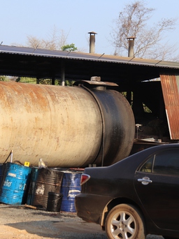 Bình Thuận: Nhiều hóa chất nghi độc hại trong lò tái chế nhớt thải giữa rừng tràm