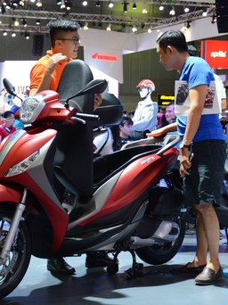 Sức mua suy yếu, tiêu thụ xe máy tại Việt Nam sụt giảm ngay bước chạy đà