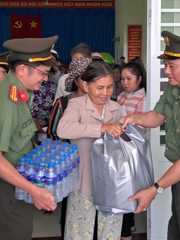Công an Tiền Giang, Bến Tre vận chuyển nước ngọt cho người dân vùng hạn mặn