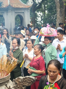 Hàng nghìn người về đền Hùng dâng hương trước ngày chính lễ giỗ Tổ