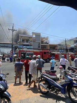 Cần Thơ: Cháy cửa hàng trong chợ Ô Môn, người dân hoảng loạn