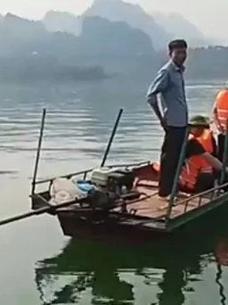 Lốc xoáy làm lật thuyền trên sông Đà, 2 người mất tích