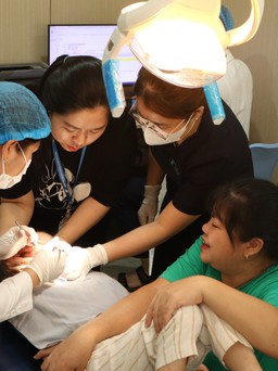 Khám chữa bệnh, tư vấn chăm sóc răng miệng cho trẻ bại não ở Đắk Lắk