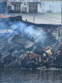 Dãy nhà bị thiêu rụi ven kênh Đôi: Người dân tìm kiếm trong đống tro tàn