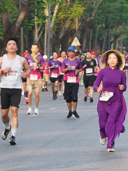 Ý kiến trái chiều quanh chuyện nữ runner mặc áo dài tham gia giải chạy ở Huế