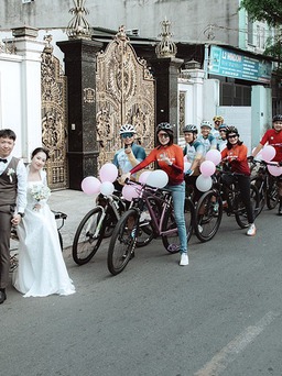 Lan tỏa trên mạng xã hội: 22 chiếc xe đạp hộ tống nhạc sĩ rước dâu