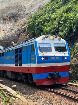 Đà Nẵng: Sau gần 100 năm, hầm đường sắt đèo Hải Vân dột nước tứ bề